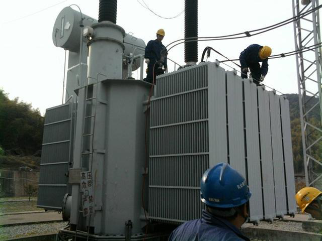 作業(yè)人員安全保護繩系在安全水平保護繩上，確保在變壓器本體上移動始終不會失去保護。